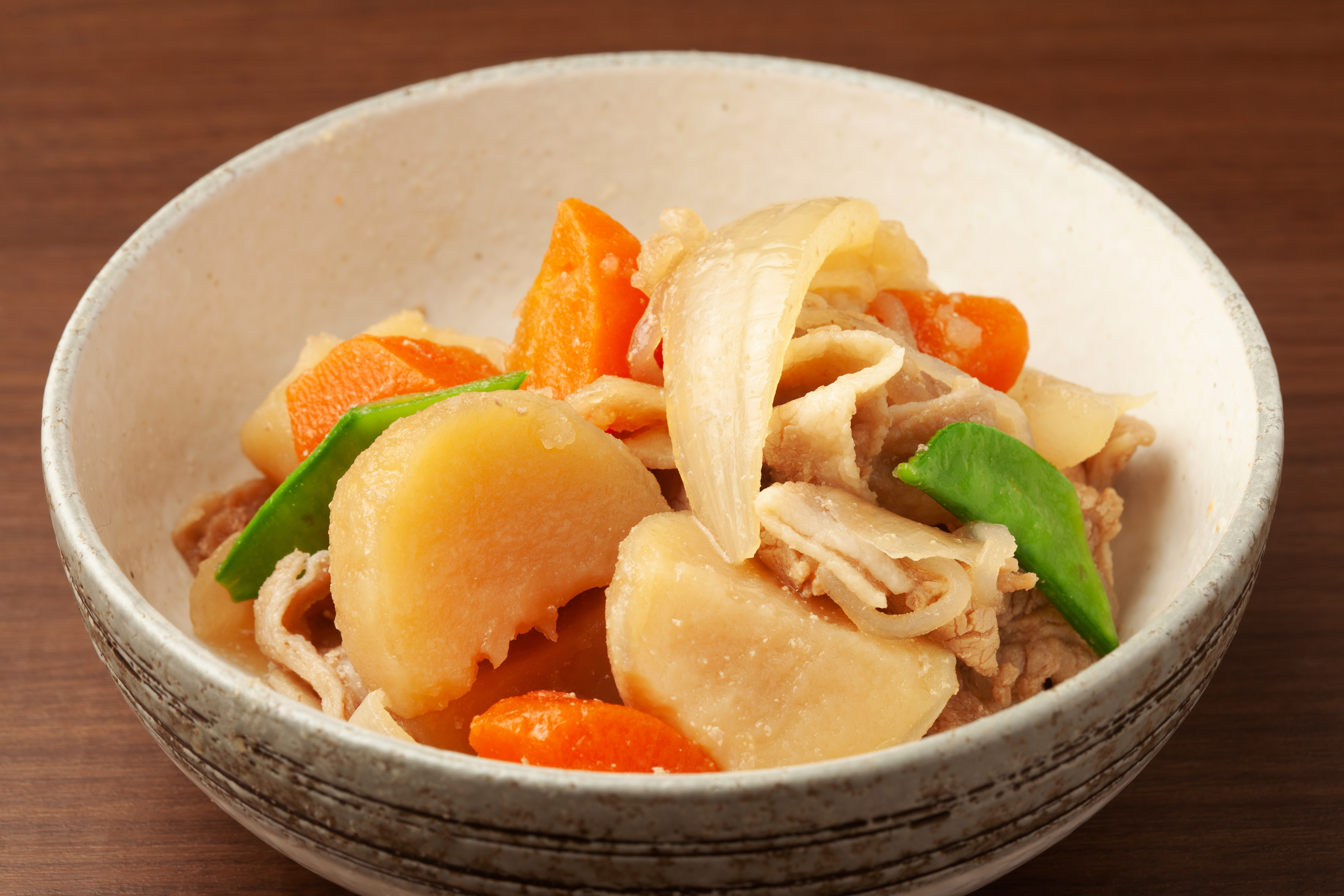 ニンジンやさやえんどうを混ぜた彩り豊かな手作り
肉じゃが